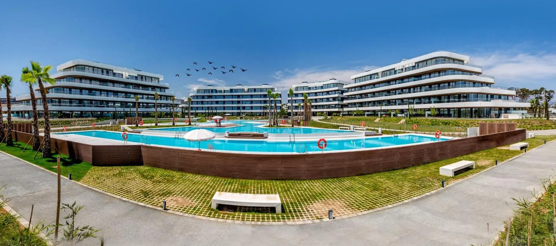Vivi Homes - Dali Pool, Sauna, Gym & Sea View 托雷莫利诺斯